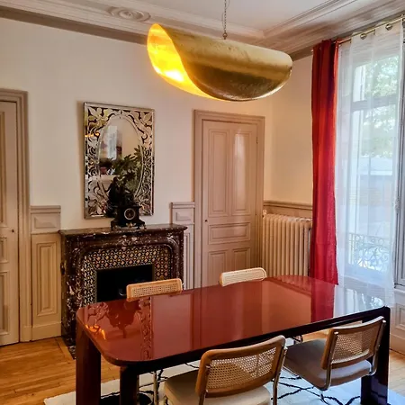 Luxueux, Centre-ville