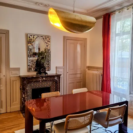 Luxueux, Centre-ville
