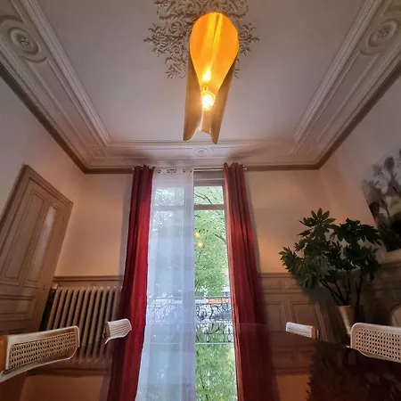 Luxueux, Centre-ville